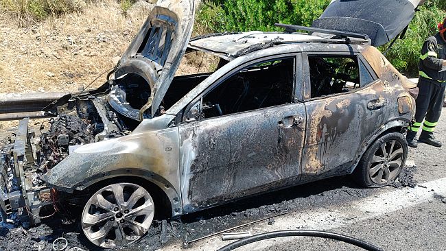 auto-in-fiamme-in-autostrada-tra-partinico-e-balestrate