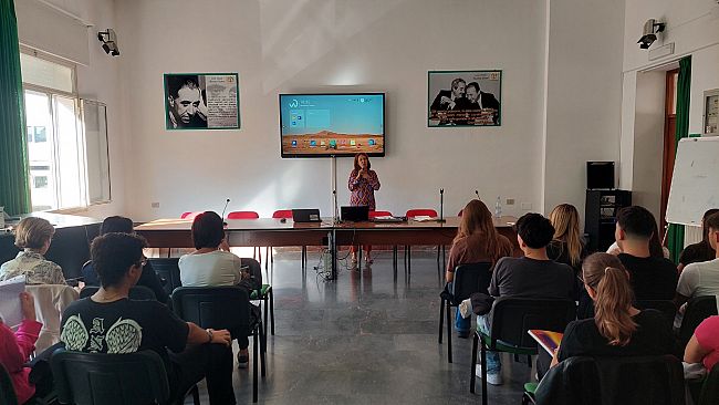 All’Istituto Rosina Salvo di Trapani presentato un progetto per Contrastare il bullismo su internet 