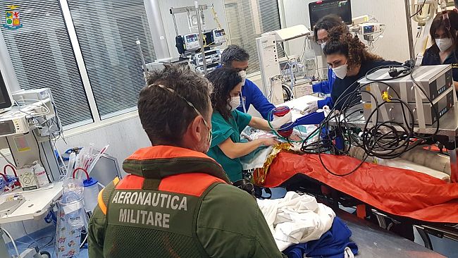 Aeronautica Militare trasporta d'urgenza un neonato in pericolo di vita