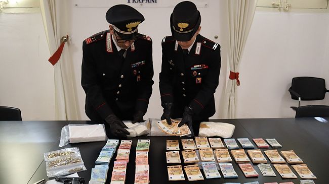 I carabinieri sequestrano armi, droga, e oltre 120 mila euro in contanti. Sei arresti a Trapani