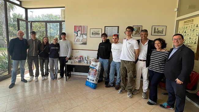 Marsala, i ragazzi dell'Interact donano cibo e farmaci veterinari al canile