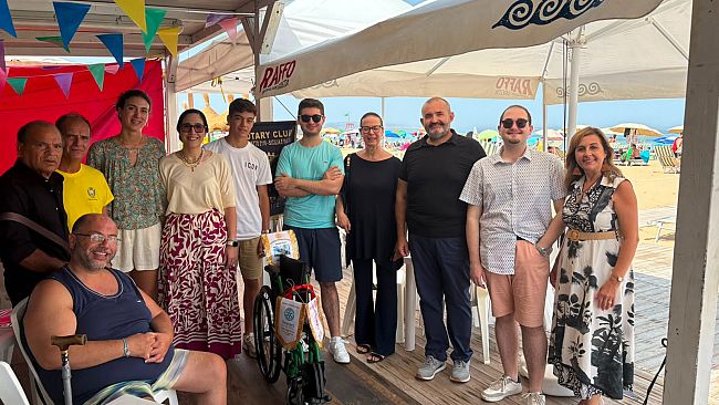 ​Erice, il Rotary dona sedia a rotelle per l’accesso in spiaggia