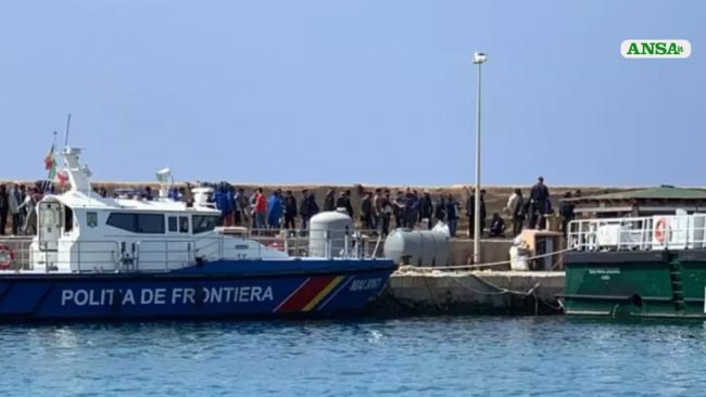 Lampedusa, una notte di sbarchi: 374 migranti approdano sull’isola