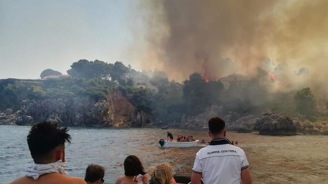 Grave incendio alla Tonnara di Scopello, la Guardia costiera salva oltre 40 persone