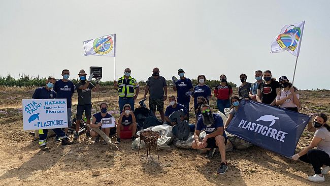 I volontari di Plastic Free anche questo fine settimana sono stati attivi 