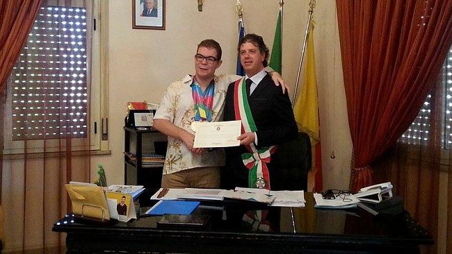 CAMPOBELLO – Il sindaco Castiglione conferisce riconoscimento per meriti sportivi ad Alessio Stallone