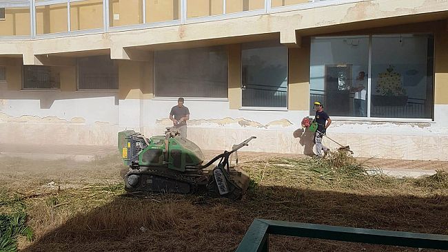 Mazara, pulizia spazi esterni Istituti scolastici ed Avviso per Scuolabus