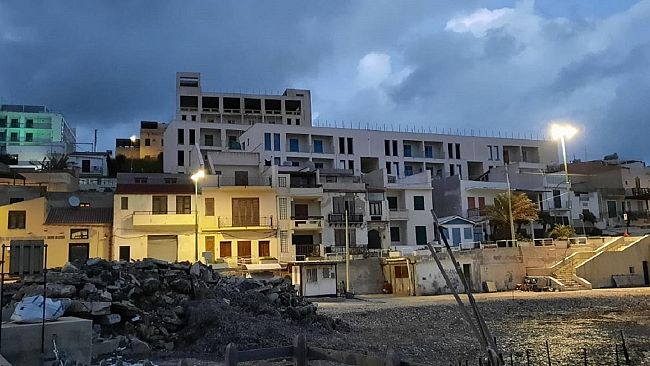 Marinella di Selinunte : mostro-hotel, deve essere abbattuto ma….