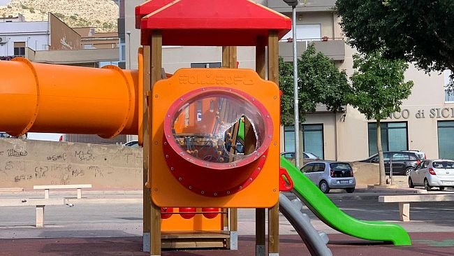 Erice, danneggiati i giochi per bambini in piazza Pertini