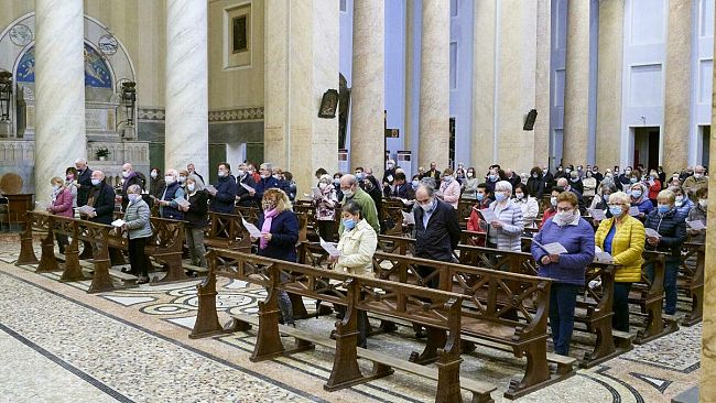 Pasqua in “zona rossa”, in chiesa con l’autocertificazione; “scambio della pace” con un inchino guardandosi negli occhi