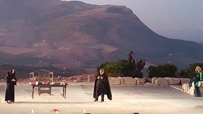 VIDEO – Segesta, Dionisiache 2019, successo per “La tragica storia del dottor Faust”