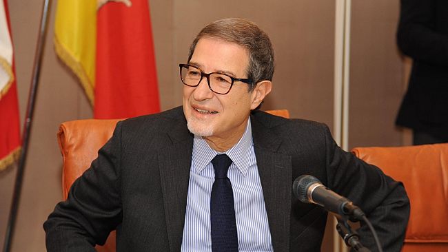 Musumeci furioso: “L’80% dei dipendenti regionali si gratta la pancia”