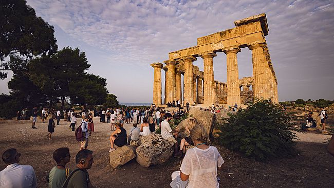 Trecento spettatori per la prima alba nel parco archeologico di Selinunte