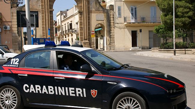 evade-dai-domiciliari-e-va-a-casa-della-ex-con-un-coltello-e-un-bastone-denunciato-49enne