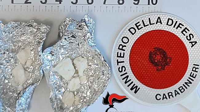 Alcamo: fermati in auto con sostanza stupefacente. Un arresto e una denuncia