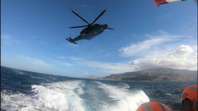 La Guardia Costiera di Trapani e l’82 Centro SAR dell’Aeronautica si esercitano nel recupero di naufraghi a mare
