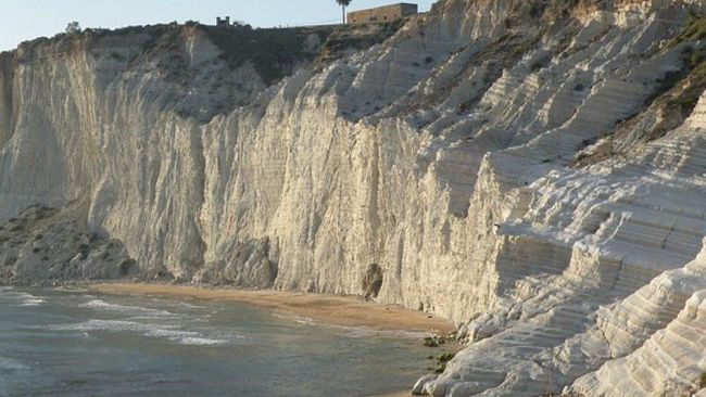 Giorgio Armani sceglie la Scala dei Turchi per lo spot del nuovo profumo