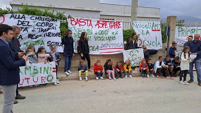 «Rivogliamo la nostra scuola», la protesta delle famiglie di Napola e Mokarta