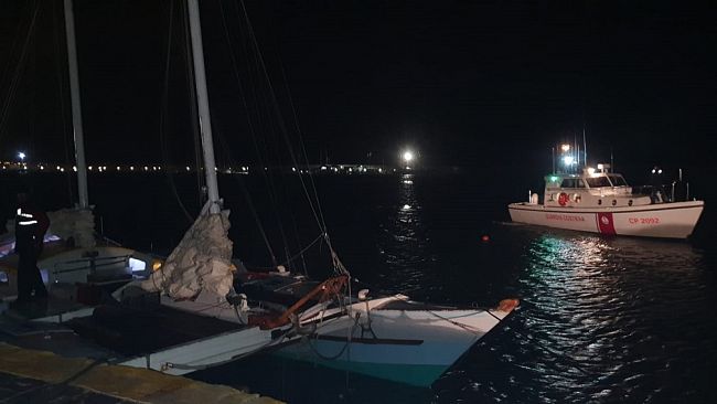 Catamarano alla deriva in prossimità di Capo Granitola