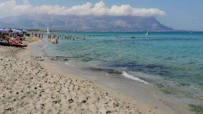Tragedia in mare, una bagnante muore dopo improvviso malore