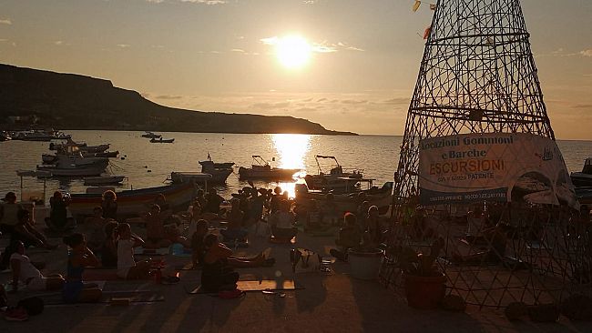 Valderice, ritorna l'appuntamento estivo con lo Yoga itinerante al tramonto