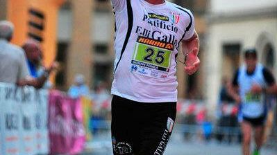 L’ atleta mazarese Pomilia nei 42,145 Km della Maratorna del Mugello