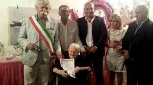 Mazara, pergamena celebrativa per i 100 anni della signora Eleonora Scalia