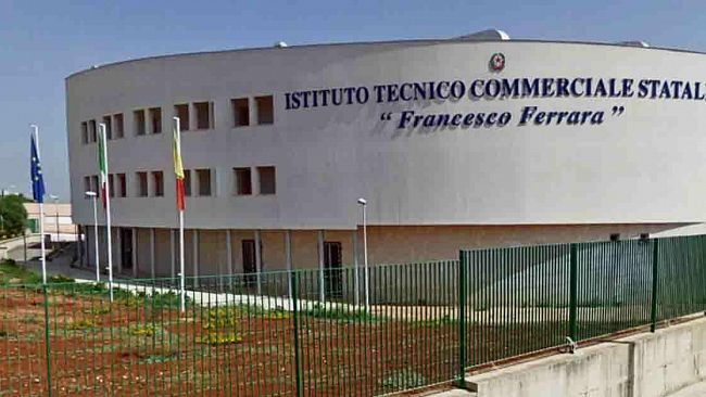 Mazara, Open Day e progetto “In fondo, in fondo… c’è sempre la plastica” al Ferrara