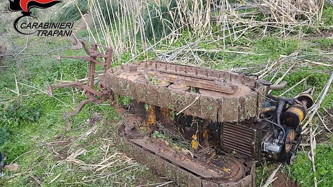 Trapani, anziano agricoltore schiacciato da un trattore: tratto in salvo dai carabinieri