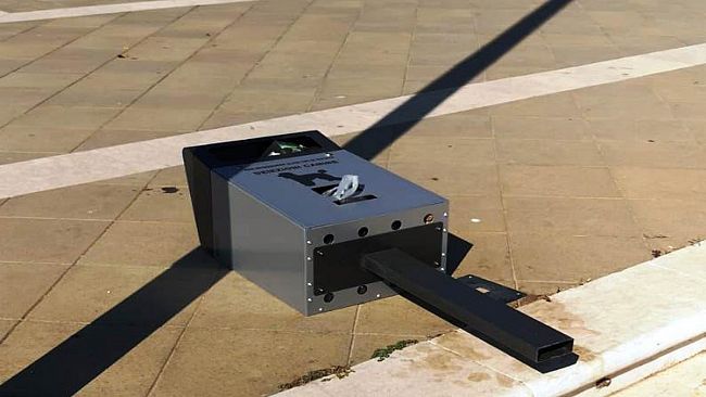 Mazara, vandali in azione sul Lungomare. Danneggiati due cestini per le deiezioni canine