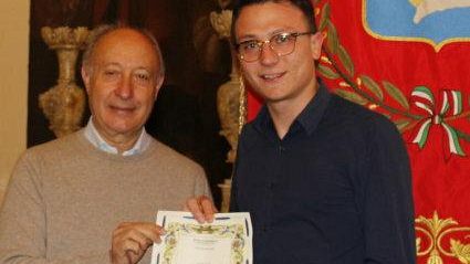 Il sindaco Alberto Di Girolamo si complimenta con l’hair stylist Alessio Pellegrino