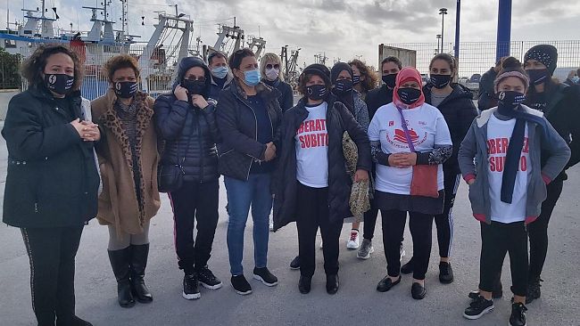 video-la-disperazione-delle-madri-mogli-e-figlie-dei-pescatori-sequestrati-a-bengasi