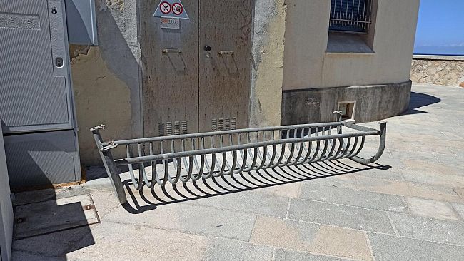 Trapani, la rastrelliera abbandonata alle Mura di Tramontana è quella rubata alla “Chiazza”?