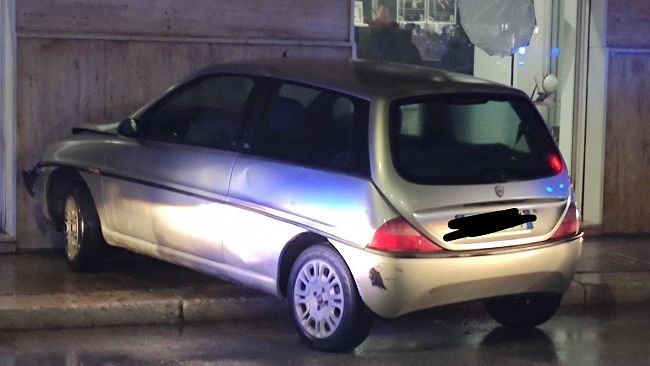 Trapani, incidente in via Cofano: auto finisce contro un palazzo