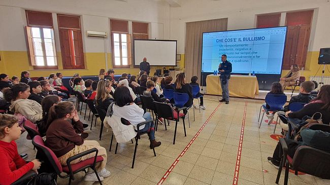 Mazara, la Polizia incontra gli studenti dell'I.C. Borsellino-Ajello  per parlare di bullismo e cyberbullismo