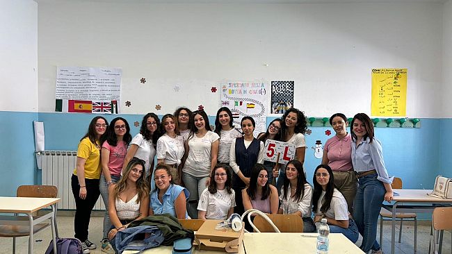 La studentessa Alessandra Collica ringrazia la dirigente del polo liceale 