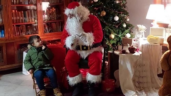 in-silenzio-da-solo-con-i-suoi-elfi-magici-anche-questanno-compie-il-miracolo-babbo-natale-sta-arrivando