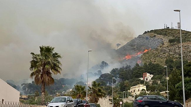 Erice avvolta dalle fiamme, l'incendio ha devastato la montagna