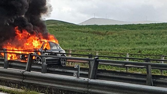 Paura sulla A29, auto in fiamme