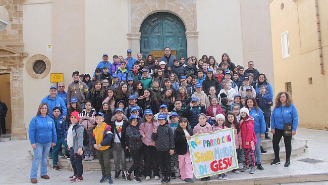 I ragazzi dell'ACR Parrocchia Sacro Cuore in Santa  Maria di Gesù visitano gli altari di San Giuseppe 