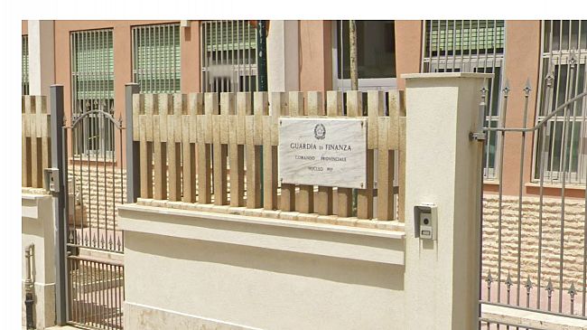 La Guardia di Finanza di Trapani effettua maxi sequestro di seimila prodotti contraffatti e non sicuri in negozio