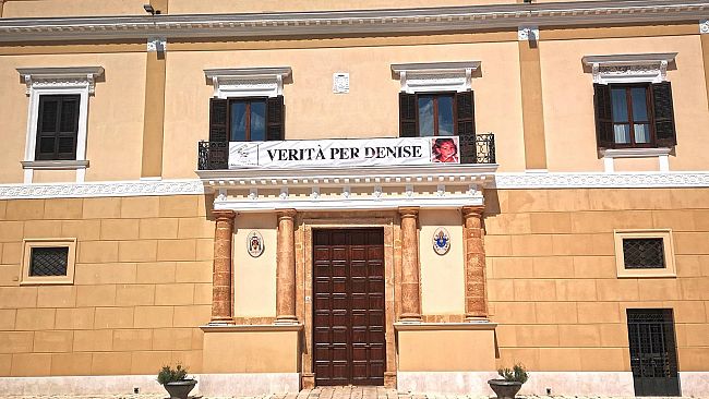 Verità per Denise, striscione al Palazzo Vescovile 
