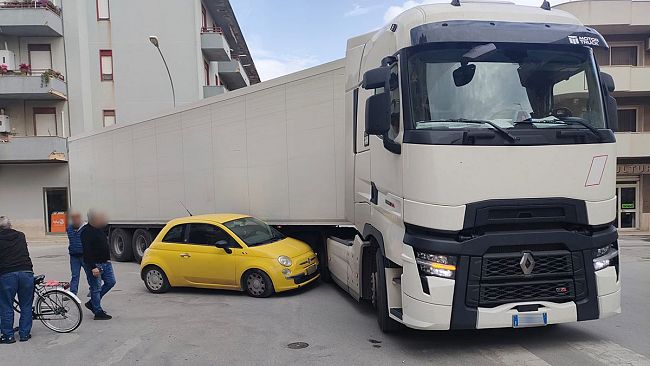 Mazara, rocambolesco incidente incrocio via Scurto e Sansone