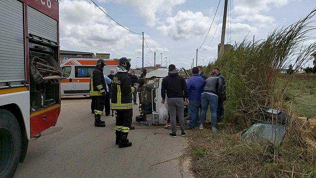 Pirata della strada tampona Ape50 schiantandola contro un muro. Ferito 75enne