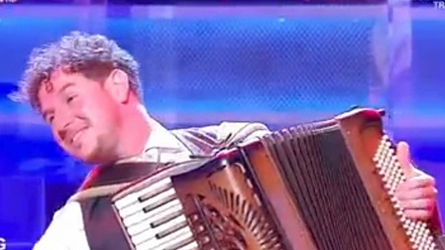 Il valdericino Pietro Adragna incanta il pubblico di Rai 1 con la sua musica