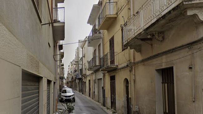 Dramma in via Roma ad Alcamo: ventiseienne trovato morto in casa