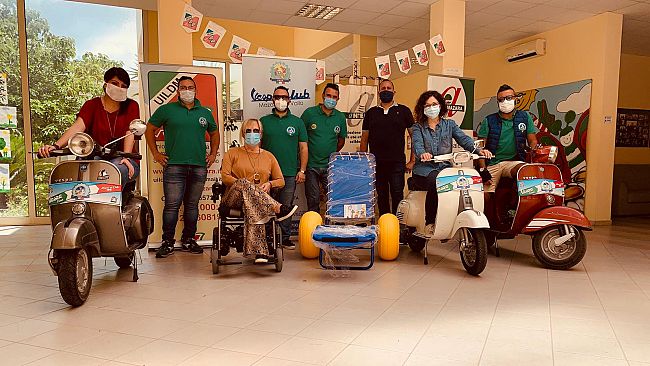 Mazara, il “Vespa Club” dona un lettino per disabili alla UILDM