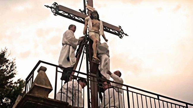 VIDEO – Discesa della croce e processione del Cristo morto e dell’ Addolorata