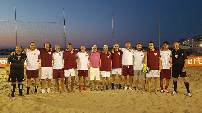 Rimpatriata granata. Le “Vecchie Glorie” del Trapani calcio inaugurano un torneo di beach soccer