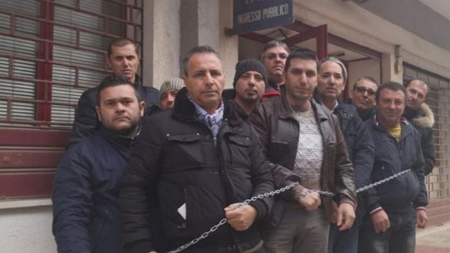 Mazara, Marittimi protestano in catene davanti la sede INPS